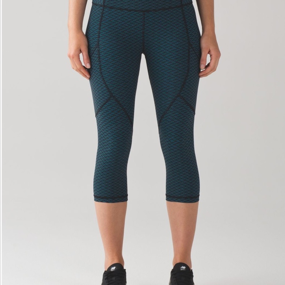 Lululemon Women's Blue Patterned Capri Leggings